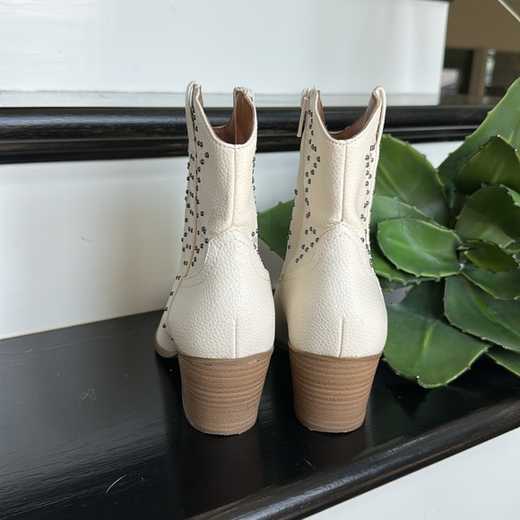 White Western Cowgirl Boots, Genuine Leather Look, Studded, Size 7 – Like New - Picture 3 of 8